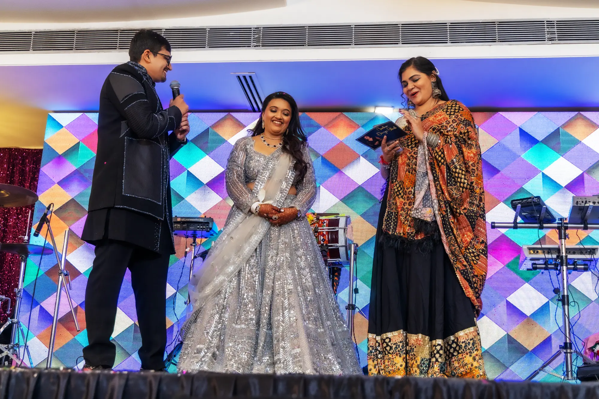 Candid wedding photography at a Mumbai sangeet event by Mic'n Moments